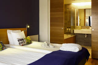 Copyright: : Interior photographs of Scandic Hotels Scandic Alvik, Master Suite